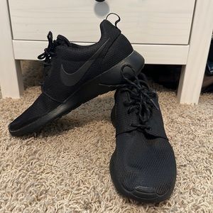 NIKE BLACK SNEAKER